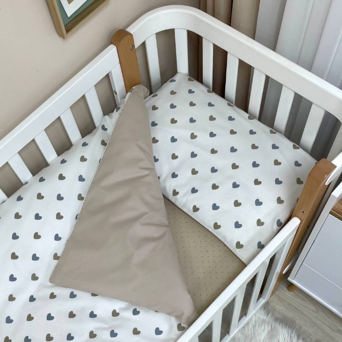 Set lenjerie de schimb pentru patut bebe 3 piese Inimioare bej-gri (5)